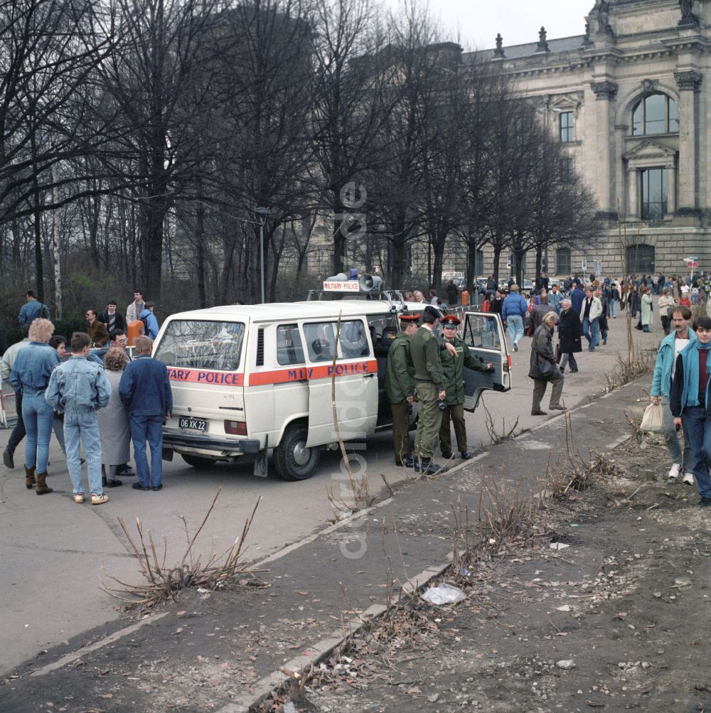 Berlin: Soldaten der aliierten Royal Military Police beobachten und fotografgieren den Abriß der Berliner Mauer in Berlin in der DDR