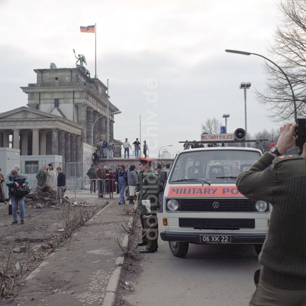 DDR-Bildarchiv: Berlin - Soldaten der aliierten Royal Military Police beobachten und fotografgieren den Abriß der Berliner Mauer in Berlin in der DDR