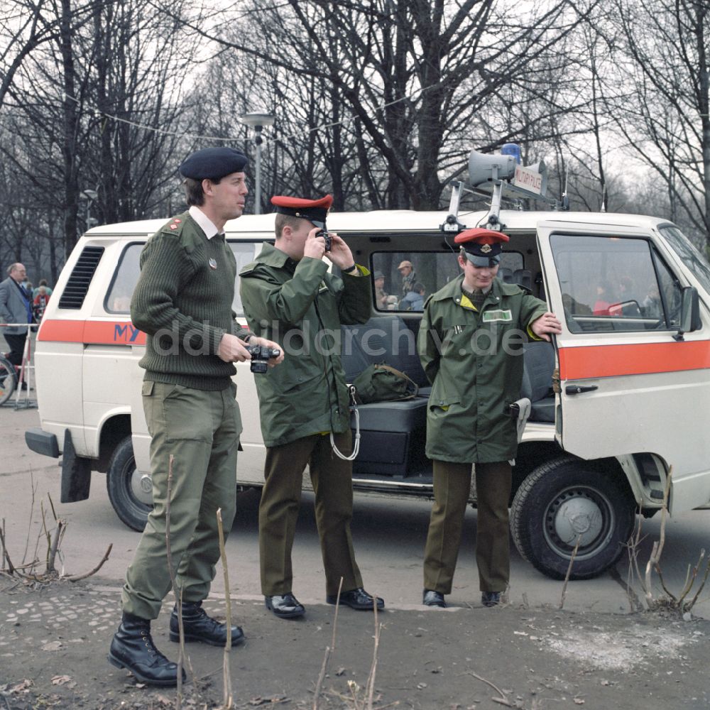 DDR-Fotoarchiv: Berlin - Soldaten der aliierten Royal Military Police beobachten und fotografgieren den Abriß der Berliner Mauer in Berlin in der DDR