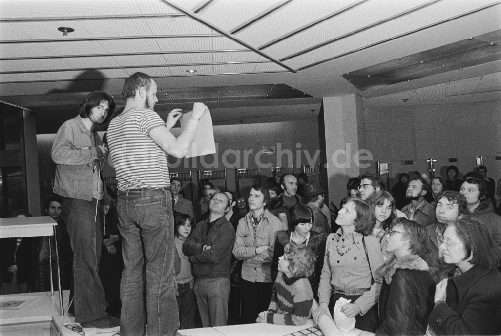 DDR-Fotoarchiv: Berlin - Solidaritätsbasar im Rahmen der Dresdner Kulturtage im Palast der Republik in Berlin in der DDR