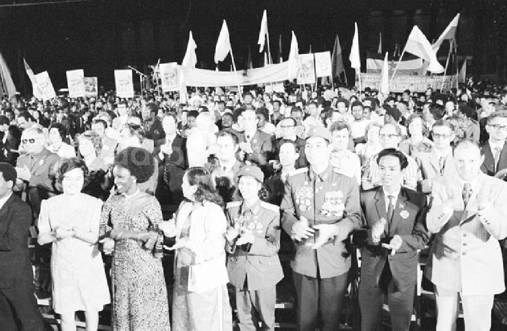 DDR-Bildarchiv: Berlin Mitte - Solidaritätsmeeting im Lustgarten X. Weltfestspiele Veröffentlicht 30. Juli Foto: Lange Foto-Tasche: 774