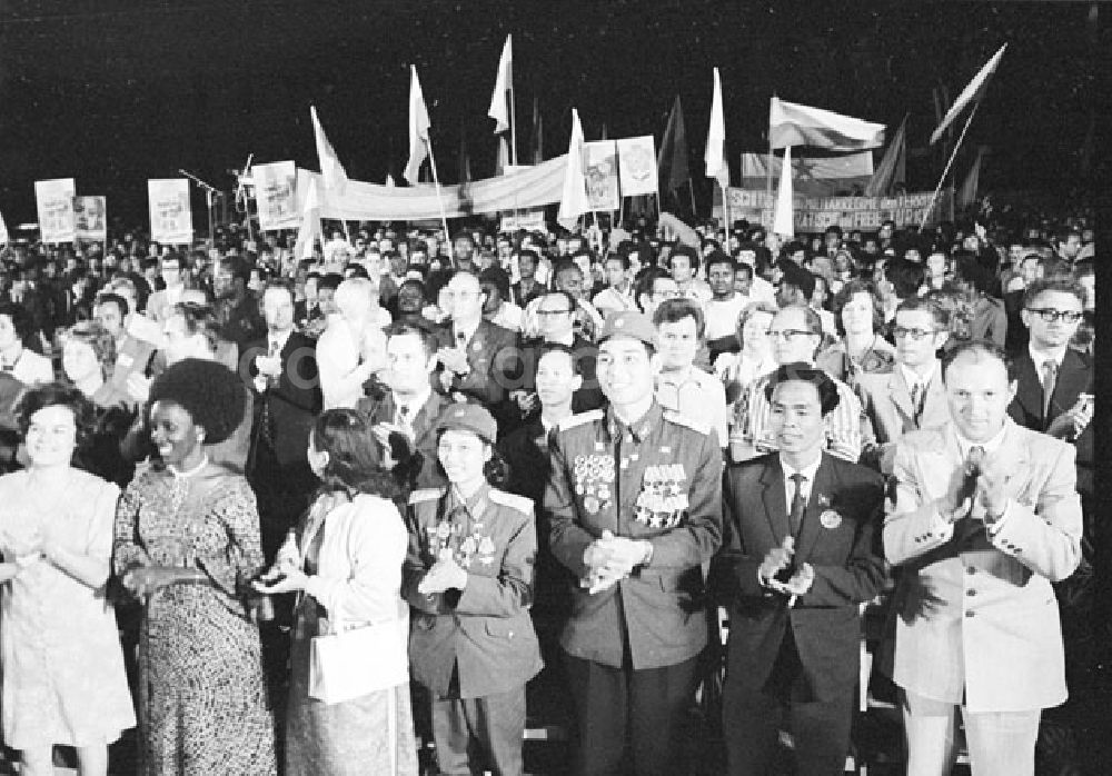 Berlin Mitte: Solidaritätsmeeting im Lustgarten X. Weltfestspiele Veröffentlicht 30. Juli Foto: Lange Foto-Tasche: 774