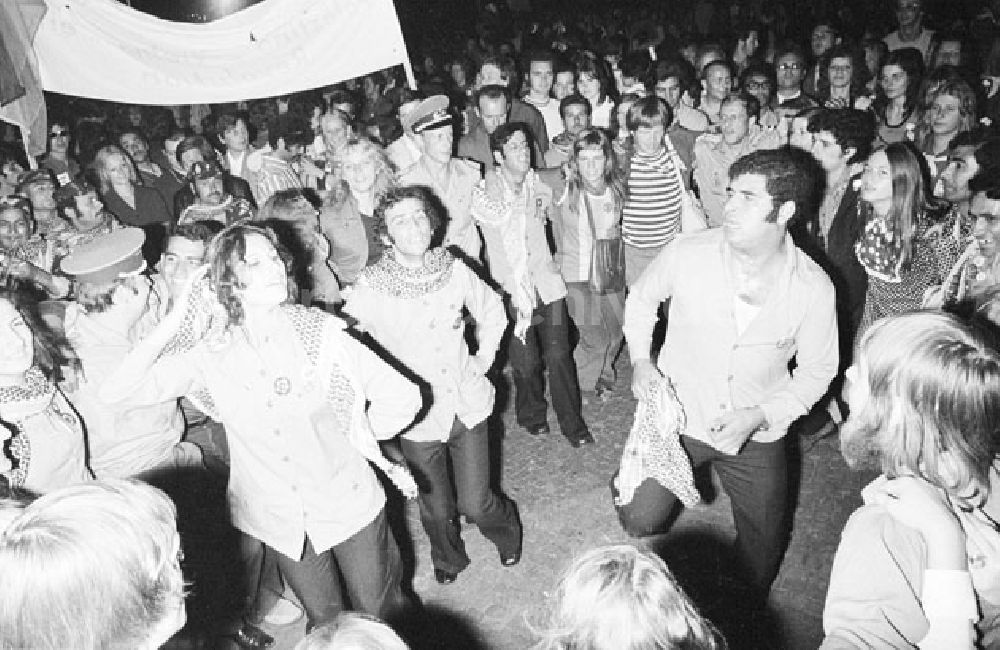 DDR-Bildarchiv: Berlin Mitte - Solidaritätsmeeting im Lustgarten X. Weltfestspiele Veröffentlicht 30. Juli Foto: Lange Foto-Tasche: 774