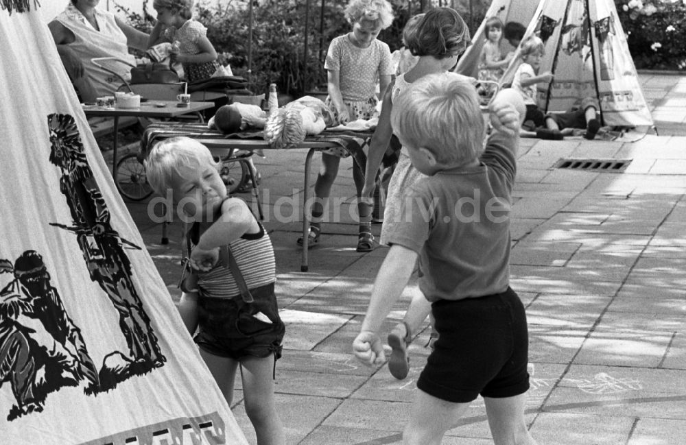 DDR-Bildarchiv: Berlin - Sommer - Betreuung einer Kindergartengruppe auf einem Spielplatz in Berlin in der DDR