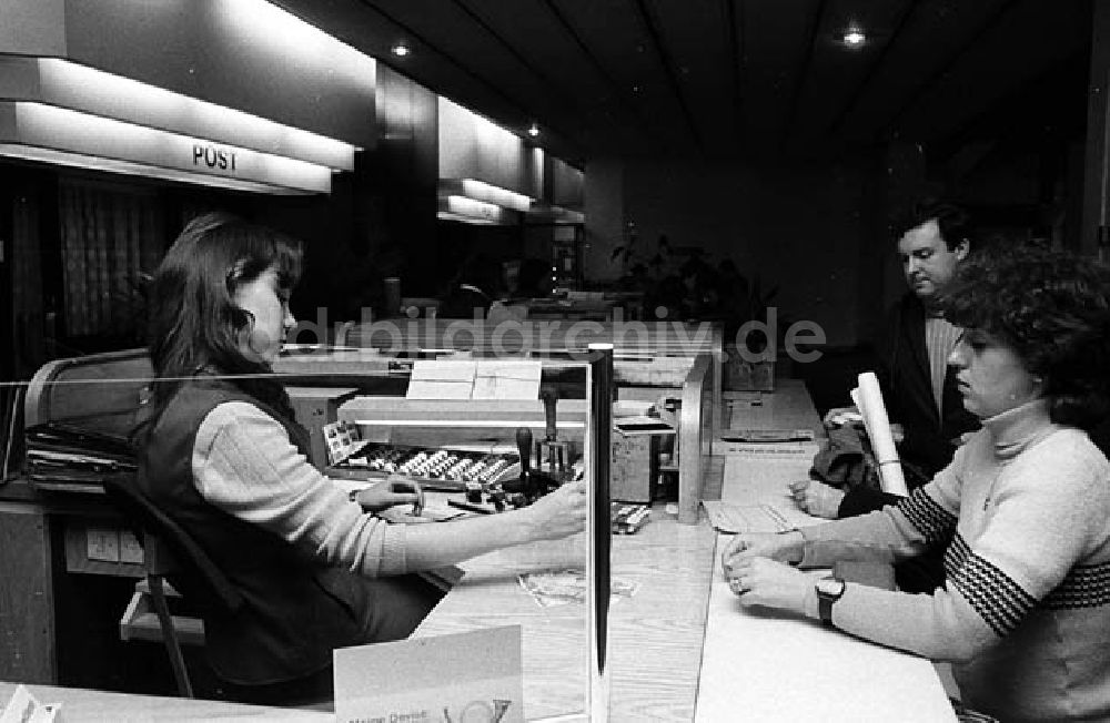 DDR-Bildarchiv: Berlin - Mitte - Sonderpostamtt im Palast der Republik Umschlagnr.: 1217 Foto: Lenke