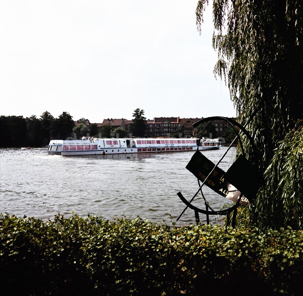 DDR-Bildarchiv: Berlin - Sonnenuhr an der Dahme in Berlin-Köpenick in der DDR