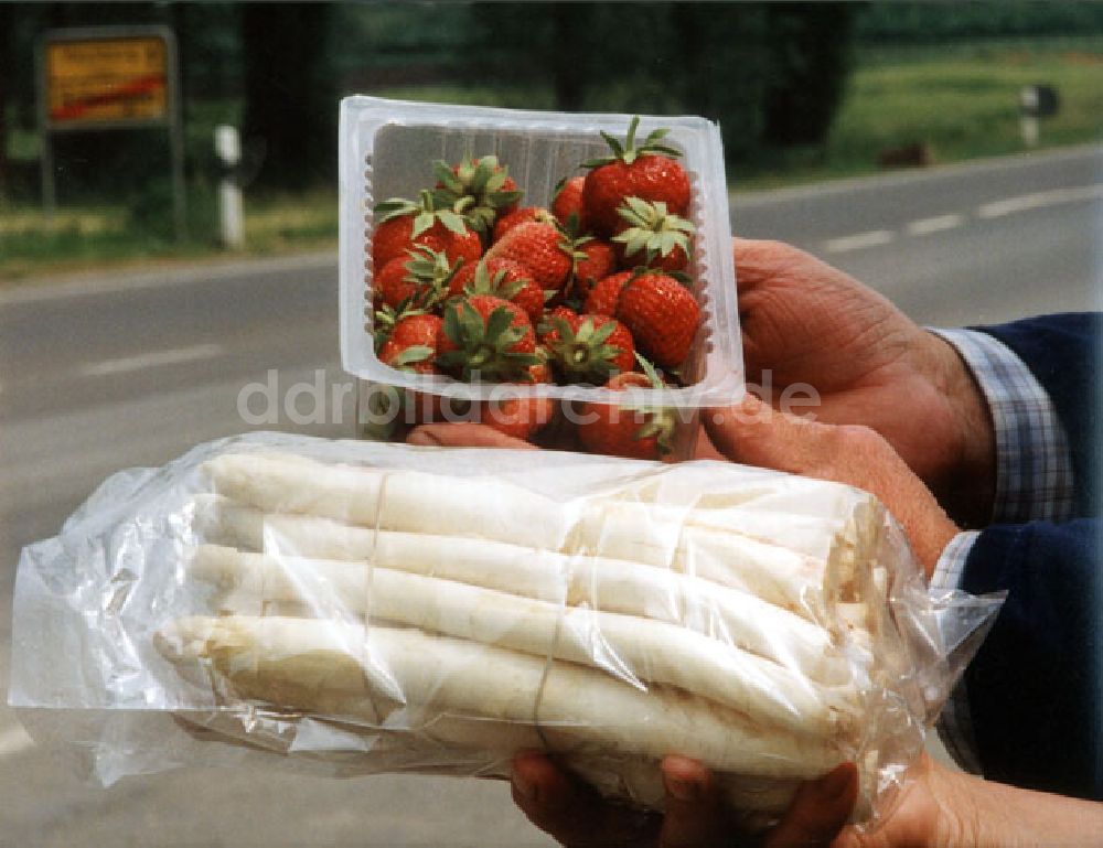 DDR-Bildarchiv: unbekannt - Spargel mit Zugabe 10.06.1992