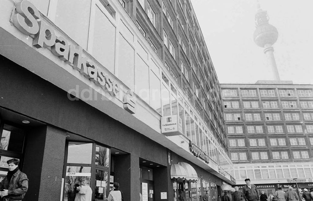 Berlin / Mitte: 24.02.92 Sparkasse am Alex muss ausziehen