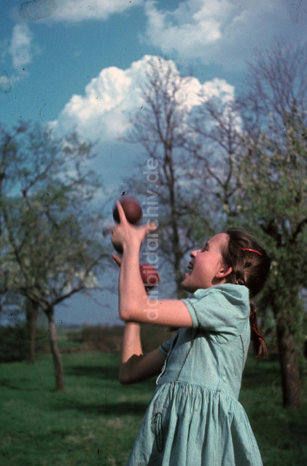 DDR-Fotoarchiv: Bad Godesberg - Spass beim jonglieren in Bad Godesberg 1948