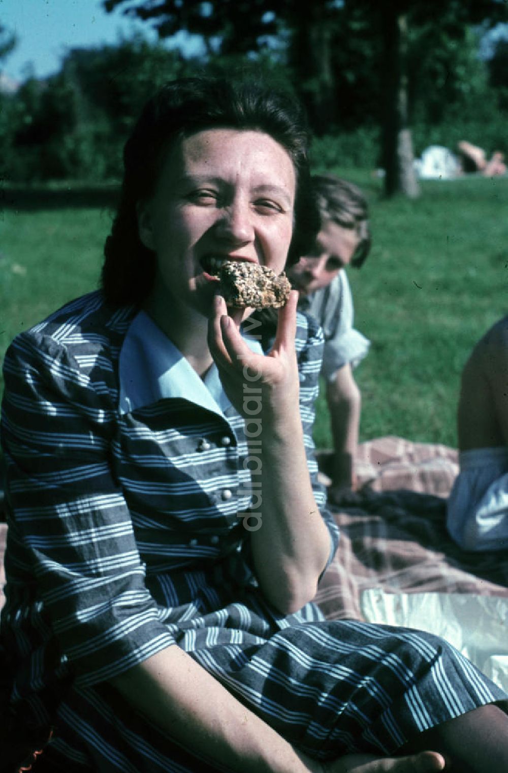 DDR-Bildarchiv: Leuna - Spass im Waldbad Leuna 1948