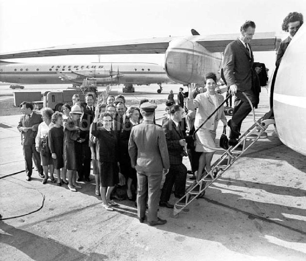 DDR-Fotoarchiv: Berlin - Spiel mit Abflug der Gewinner nach Budapest Foto: Schönfeld