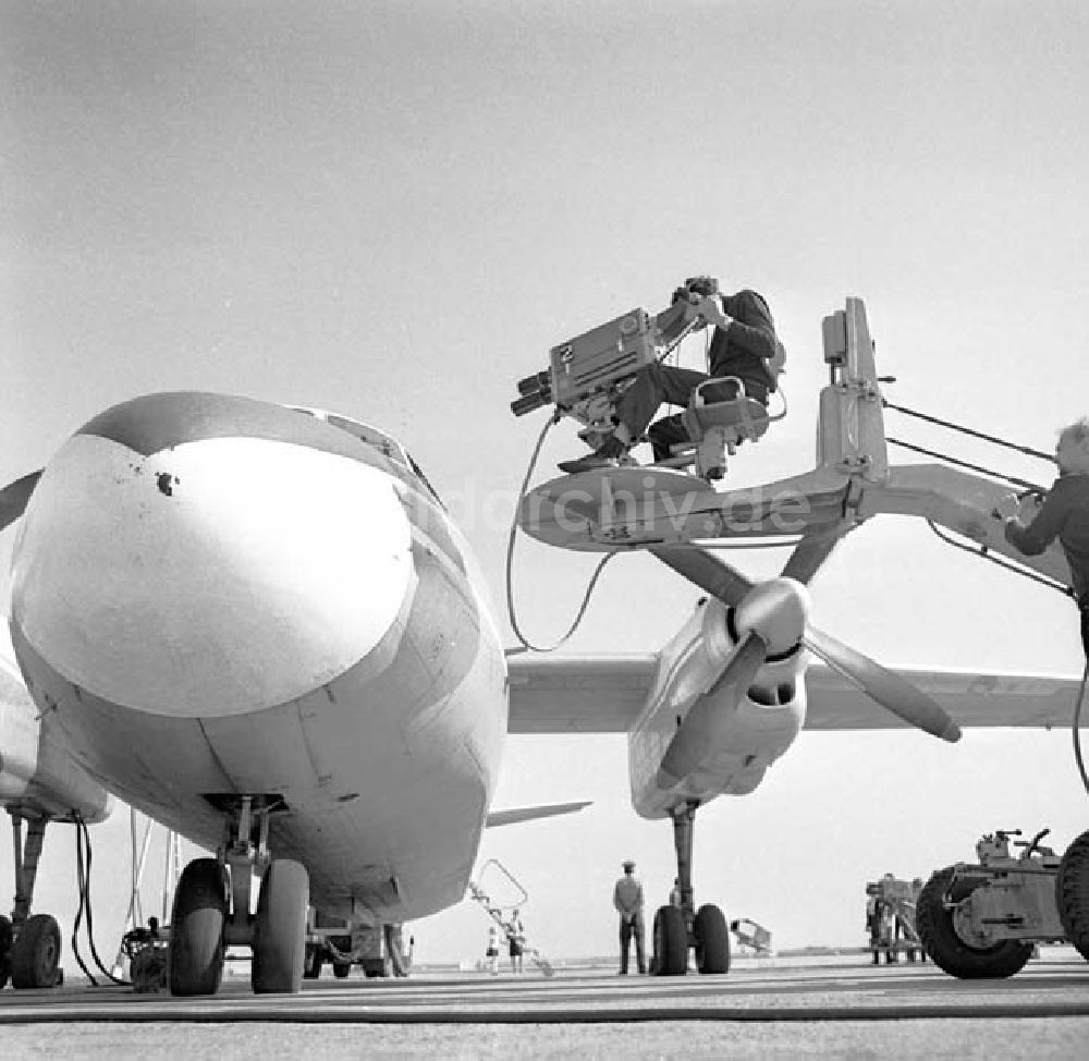 DDR-Bildarchiv: Berlin - Spiel mit Abflug der Gewinner nach Budapest Foto: Schönfeld