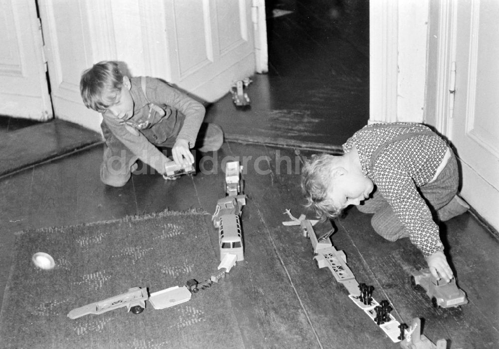 DDR-Fotoarchiv: Berlin - Spiel von Kindern im Flur einer Wohnung im Ortsteil Pankow in Berlin in der DDR