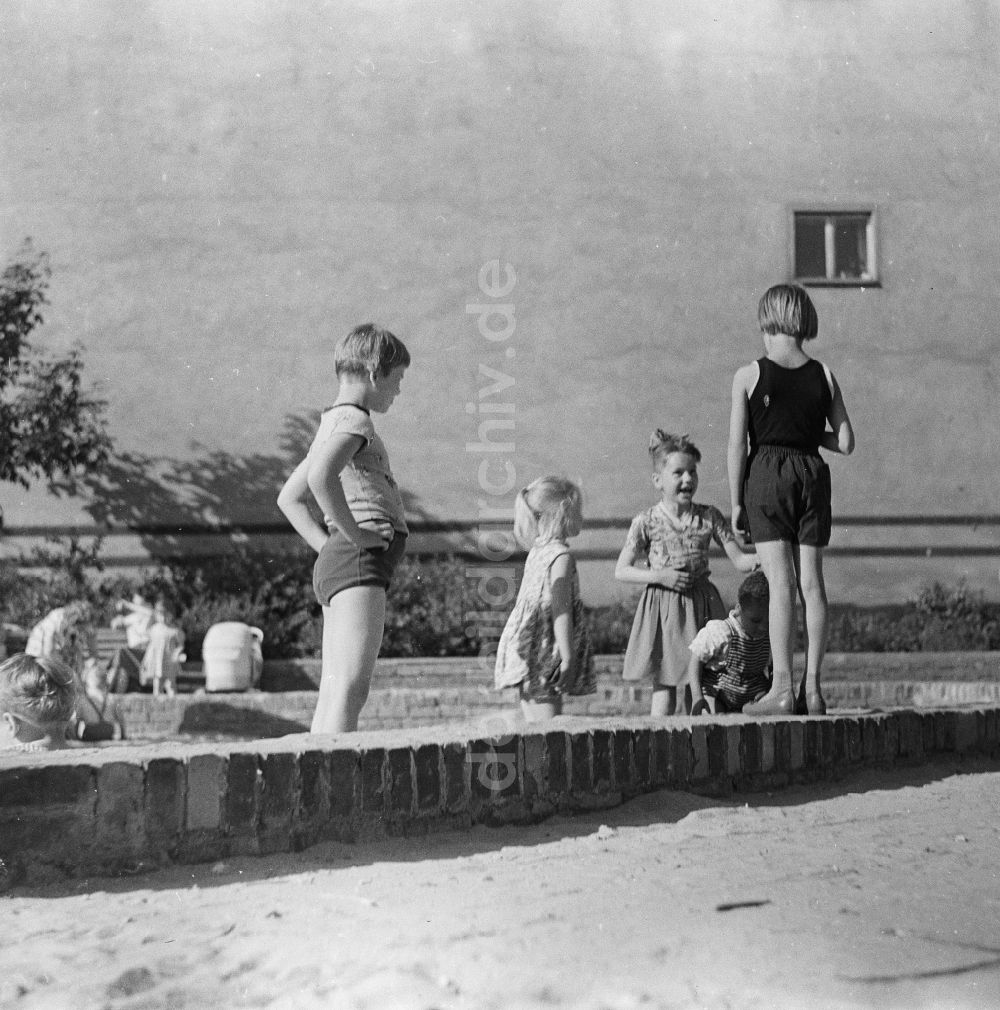 DDR-Bildarchiv: Berlin - Spielende Kinder in einem Buddelkasten in Berlin, der ehemaligen Hauptstadt der DDR, Deutsche Demokratische Republik