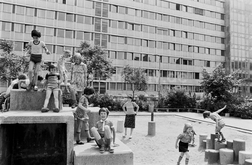 Halle (Saale): Spielende Kinder auf einem Spielplatz in Halle (Saale) in der DDR