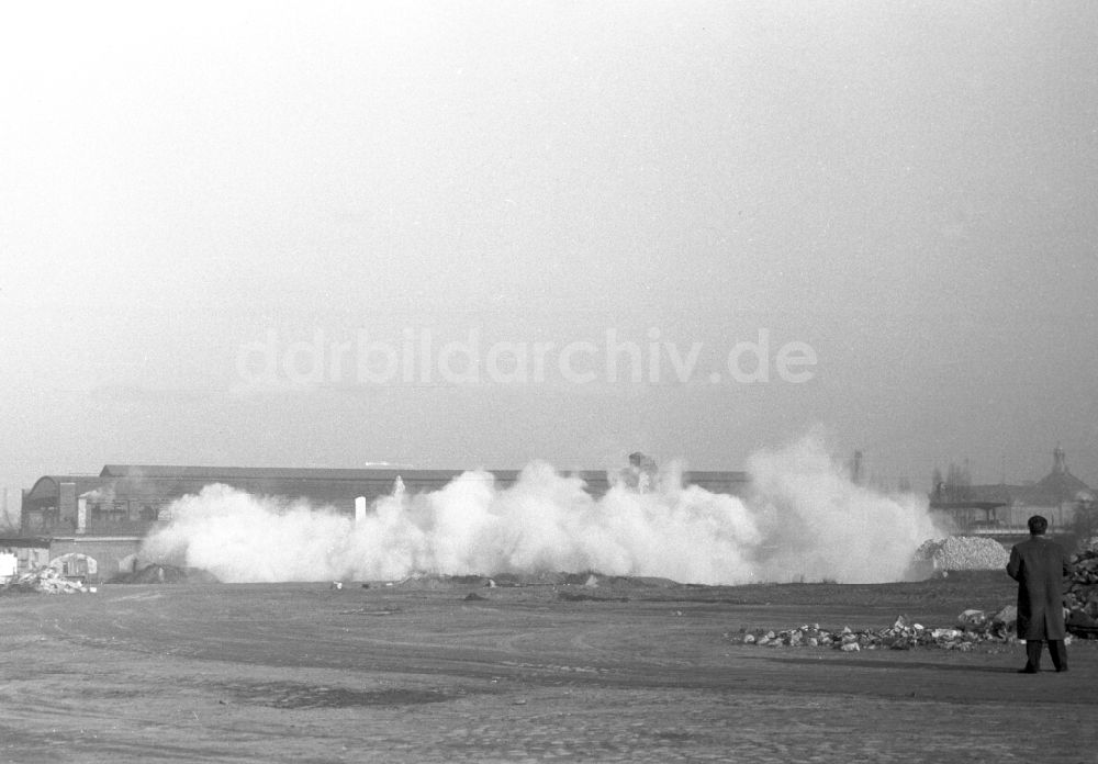 DDR-Bildarchiv: Berlin - Sprengung Bahnhofsgebäude des S-Bahnhofes Lehrter Bahnhof in Berlin