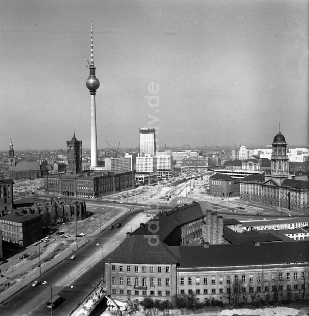 Berlin: Stadtzentrum mit der Grunerstraße, dem Autotunnel und dem Alexan