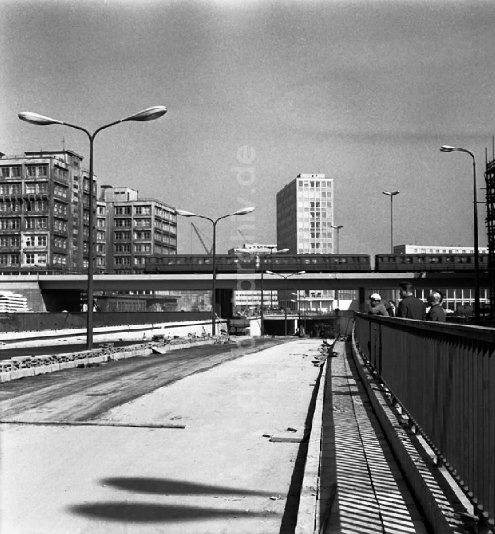 DDR-Bildarchiv: Berlin - Stadtzentrum mit der Grunerstraße, dem Autotunnel und dem Alexan