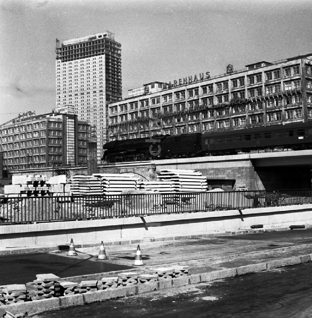 DDR-Fotoarchiv: Berlin - Stadtzentrum mit der Grunerstraße, dem Autotunnel und dem Alexan