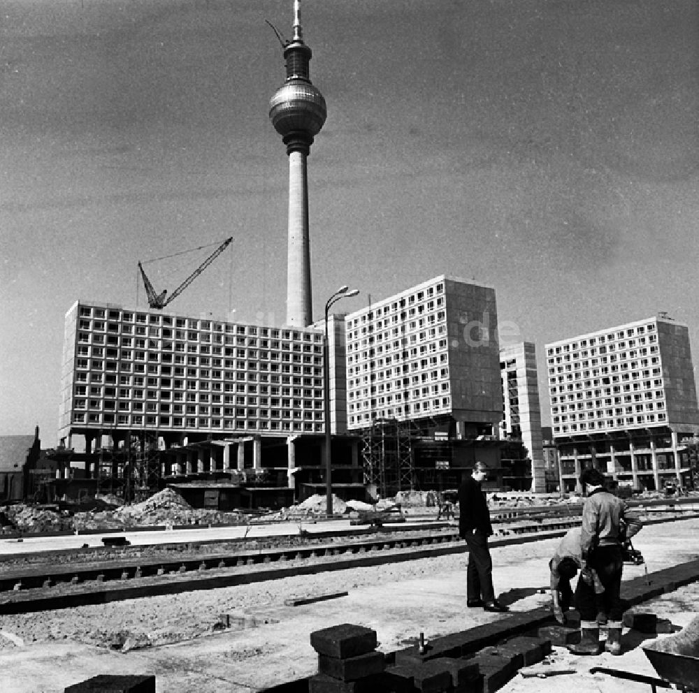 DDR-Fotoarchiv: Berlin - Stadtzentrum mit der Grunerstraße, dem Autotunnel und dem Alexan