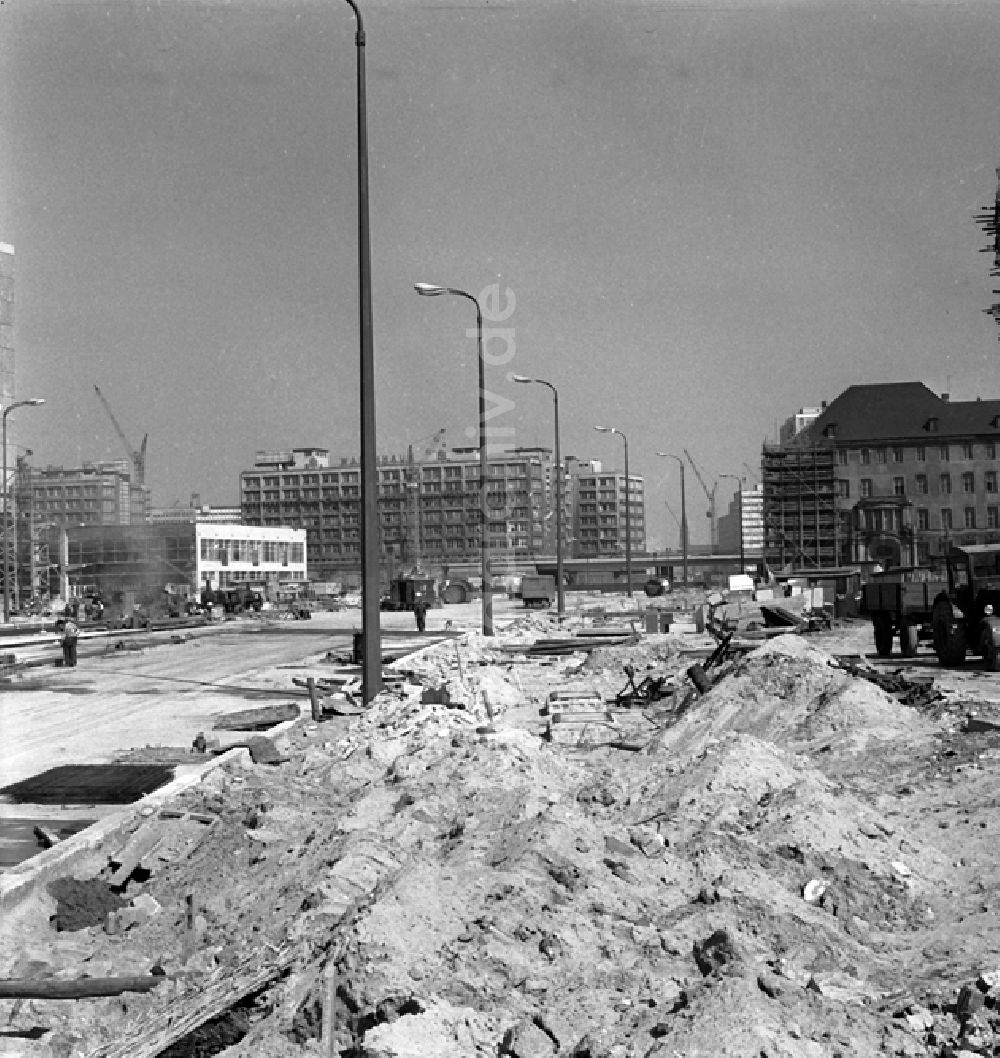 DDR-Bildarchiv: Berlin - Stadtzentrum mit der Grunerstraße, dem Autotunnel und dem Alexan