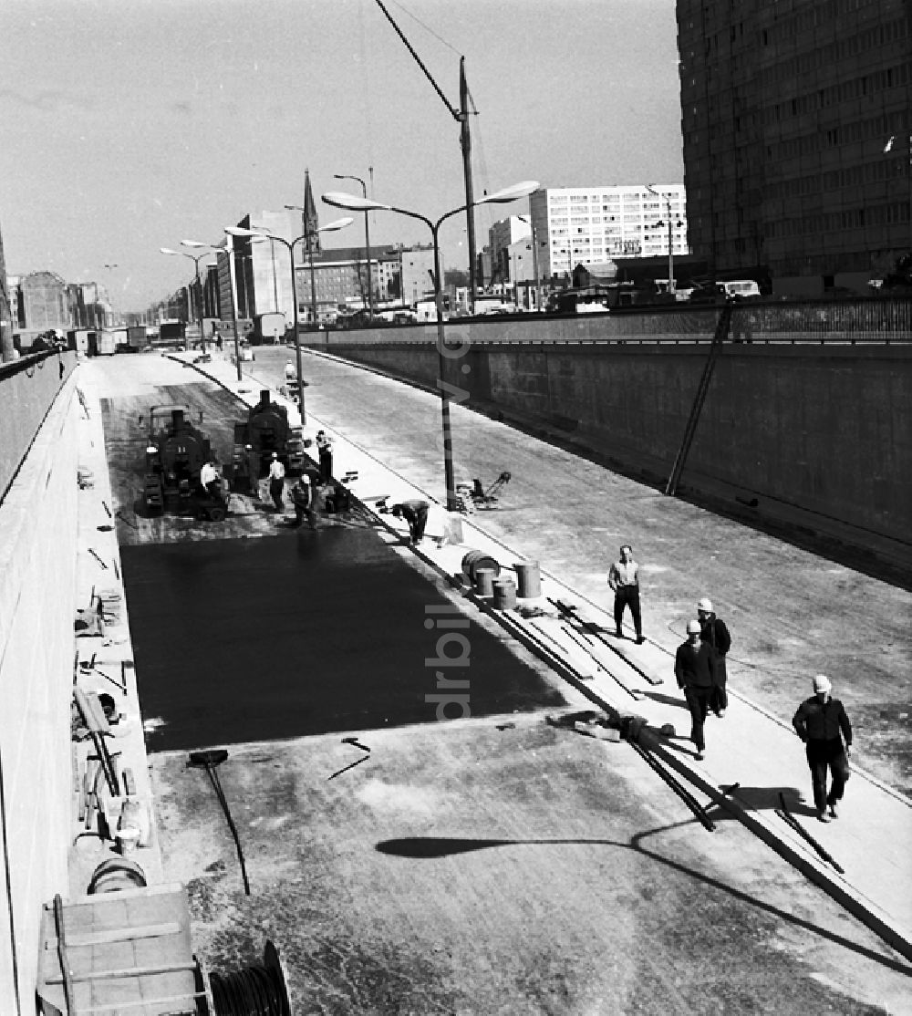 DDR-Fotoarchiv: Berlin - Stadtzentrum mit der Grunerstraße, dem Autotunnel und dem Alexan