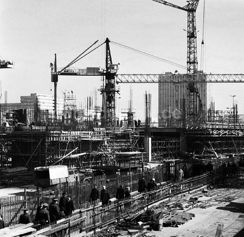 Berlin: Stadtzentrum mit der Grunerstraße, dem Autotunnel und dem Alexan