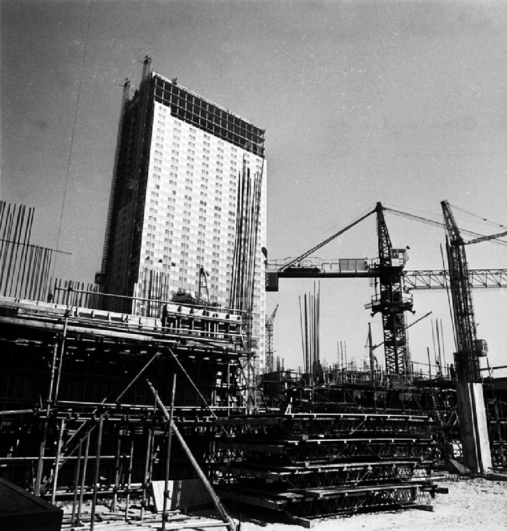 Berlin: Stadtzentrum mit der Grunerstraße, dem Autotunnel und dem Alexan