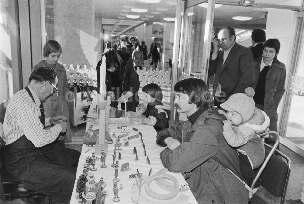 DDR-Fotoarchiv: Berlin - Stand mit erzgebirgischer Holzschnitzkunst im Rahmen der Dresdner Kulturtage im Palast der Republik in Berlin in der DDR