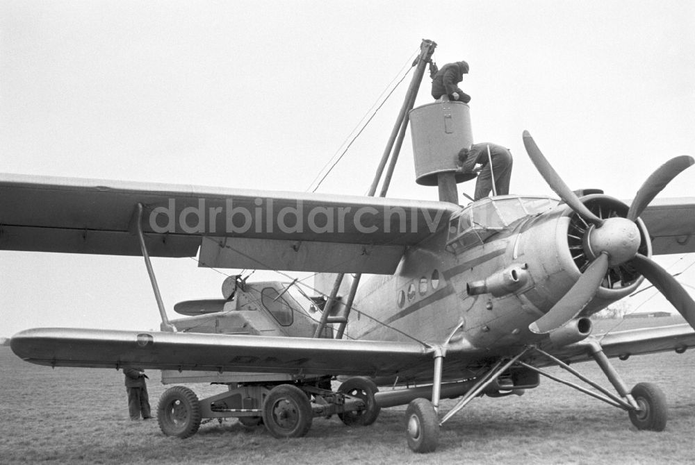 DDR-Fotoarchiv: Möckern - Startvorbereitung eines Agrarflugzeuges auf einem Feld in Möckern in der DDR