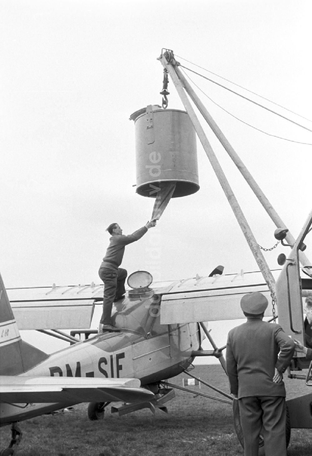 Möckern: Startvorbereitung eines Agrarflugzeuges auf einem Feld in Möckern in der DDR