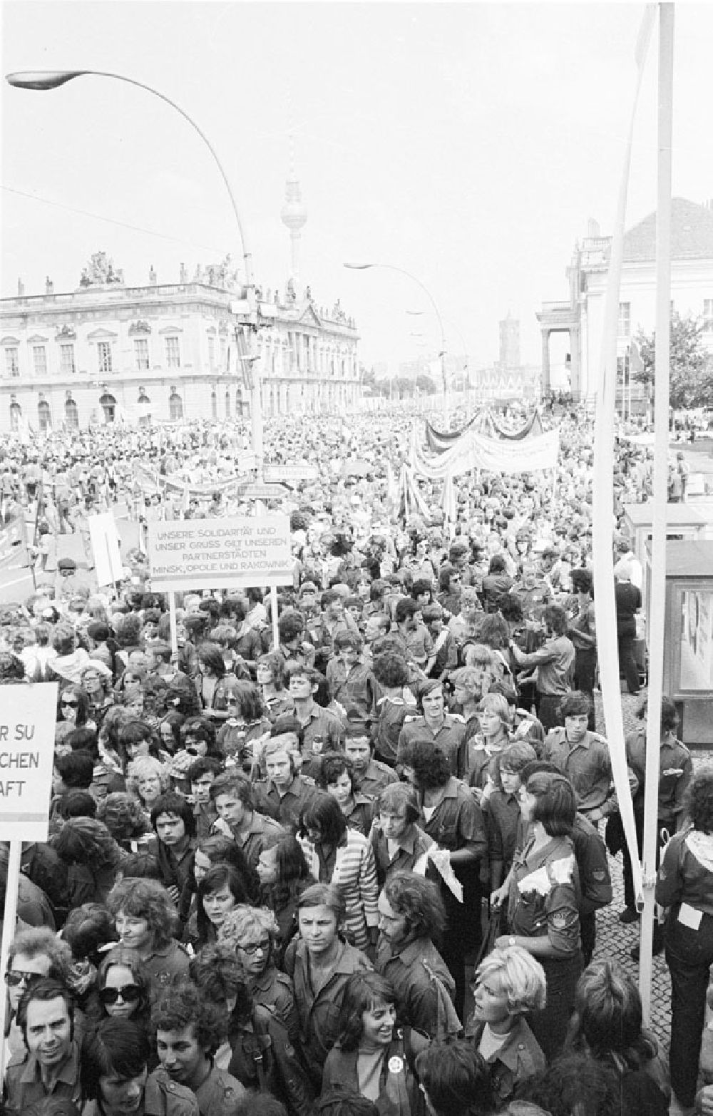 DDR-Fotoarchiv: Berlin Mitte - Stellplatz Marx-Engels-Platz und Unter den Linden zur Eröffnung der Jugend-Weltfestspiele Foto:Lange Foto-Tasche: 722