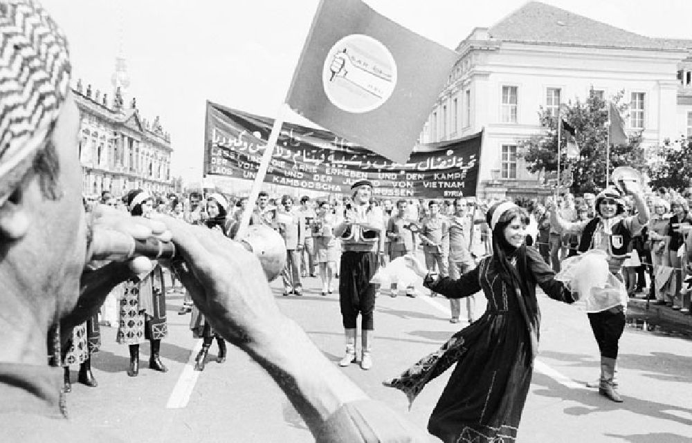 Berlin Mitte: Stellplatz Marx-Engels-Platz und Unter den Linden zur Eröffnung der Jugend-Weltfestspiele Foto:Lange Foto-Tasche: 722