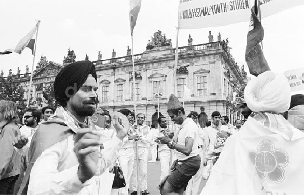 DDR-Bildarchiv: Berlin Mitte - Stellplatz Marx-Engels-Platz und Unter den Linden zur Eröffnung der Jugend-Weltfestspiele Foto:Lange Foto-Tasche: 722