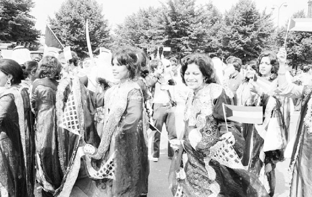 DDR-Fotoarchiv: Berlin Mitte - Stellplatz Marx-Engels-Platz und Unter den Linden zur Eröffnung der Jugend-Weltfestspiele Foto:Lange Foto-Tasche: 722