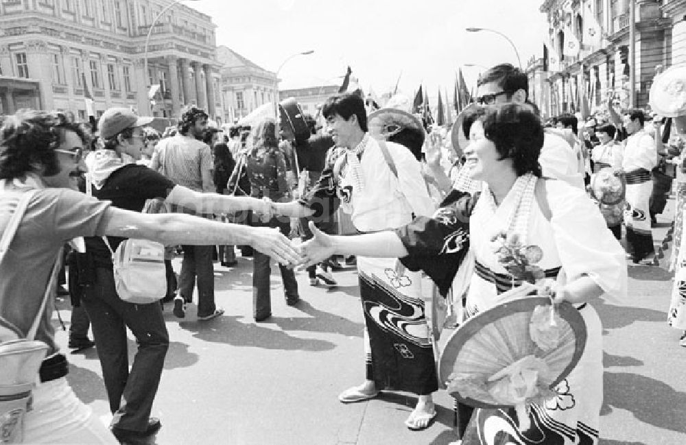 Berlin Mitte: Stellplatz Marx-Engels-Platz und Unter den Linden zur Eröffnung der Jugend-Weltfestspiele Foto:Lange Foto-Tasche: 722