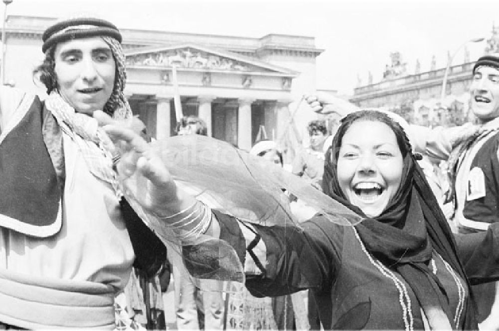 Berlin Mitte: Stellplatz Marx-Engels-Platz und Unter den Linden zur Eröffnung der Jugend-Weltfestspiele Foto:Lange Foto-Tasche: 722