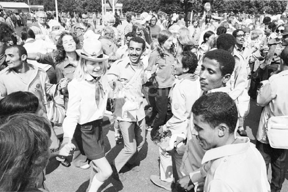 DDR-Bildarchiv: Berlin Mitte - Stellplatz Marx-Engels-Platz und Unter den Linden zur Eröffnung der Jugend-Weltfestspiele Foto:Lange Foto-Tasche: 722