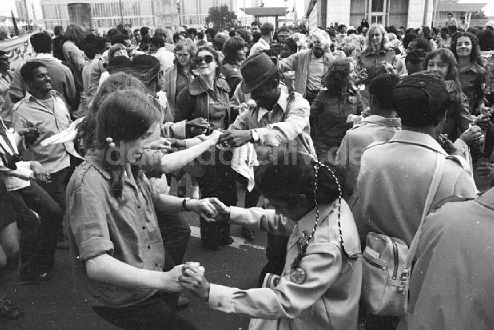 DDR-Fotoarchiv: Berlin Mitte - Stellplatz Marx-Engels-Platz und Unter den Linden zur Eröffnung der Jugend-Weltfestspiele Foto:Lange Foto-Tasche: 722