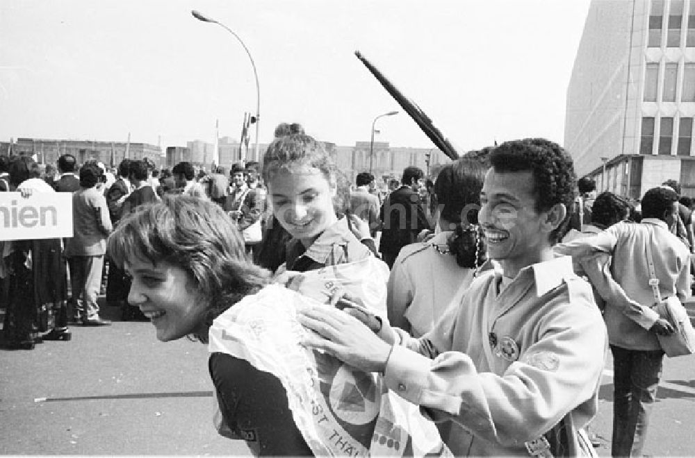 Berlin Mitte: Stellplatz Marx-Engels-Platz und Unter den Linden zur Eröffnung der Jugend-Weltfestspiele Foto:Lange Foto-Tasche: 722