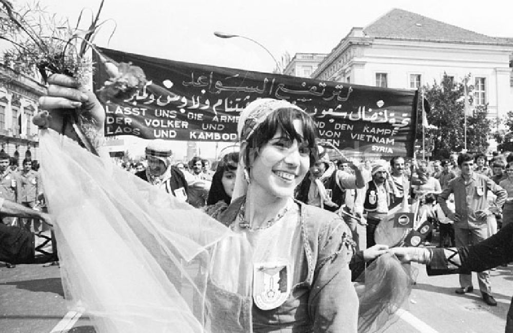 DDR-Fotoarchiv: Berlin Mitte - Stellplatz Marx-Engels-Platz und Unter den Linden zur Eröffnung der Jugend-Weltfestspiele Foto:Lange Foto-Tasche: 722