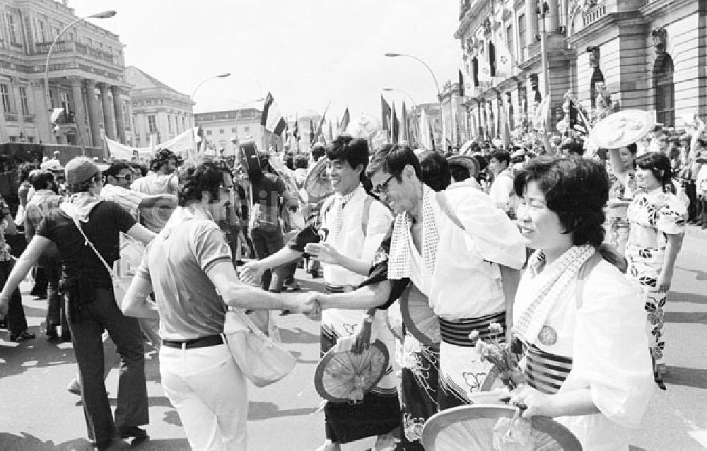 Berlin Mitte: Stellplatz Marx-Engels-Platz und Unter den Linden zur Eröffnung der Jugend-Weltfestspiele Foto:Lange Foto-Tasche: 722