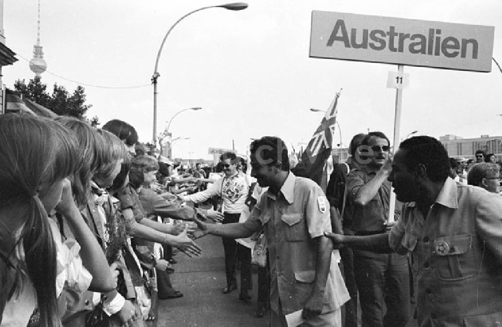 DDR-Bildarchiv: Berlin Mitte - Stellplatz Marx-Engels-Platz und Unter den Linden zur Eröffnung der Jugend-Weltfestspiele Foto:Lange Foto-Tasche: 722