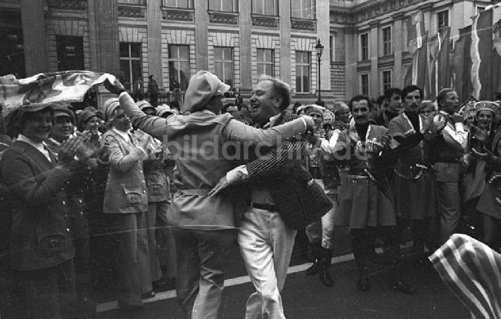 Berlin Mitte: Stellplatz Marx-Engels-Platz und Unter den Linden zur Eröffnung der Jugend-Weltfestspiele Foto:Lange Foto-Tasche: 722