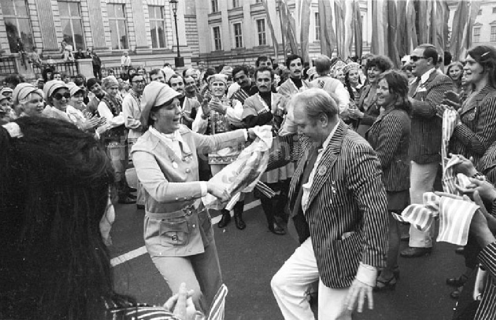 DDR-Bildarchiv: Berlin Mitte - Stellplatz Marx-Engels-Platz und Unter den Linden zur Eröffnung der Jugend-Weltfestspiele Foto:Lange Foto-Tasche: 722