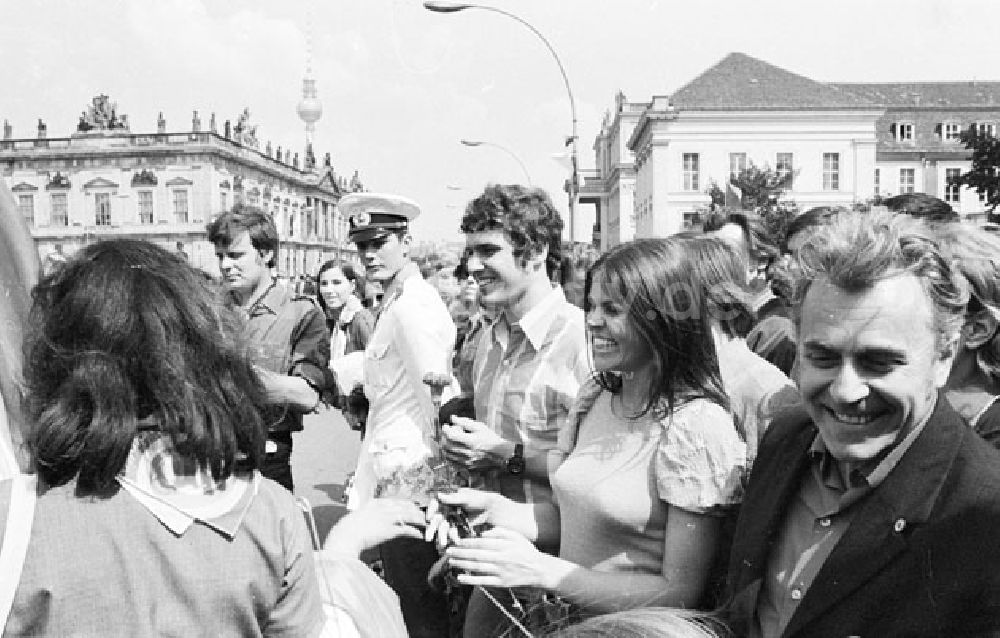 Berlin Mitte: Stellplatz Marx-Engels-Platz und Unter den Linden zur Eröffnung der Jugend-Weltfestspiele Foto:Lange Foto-Tasche: 722