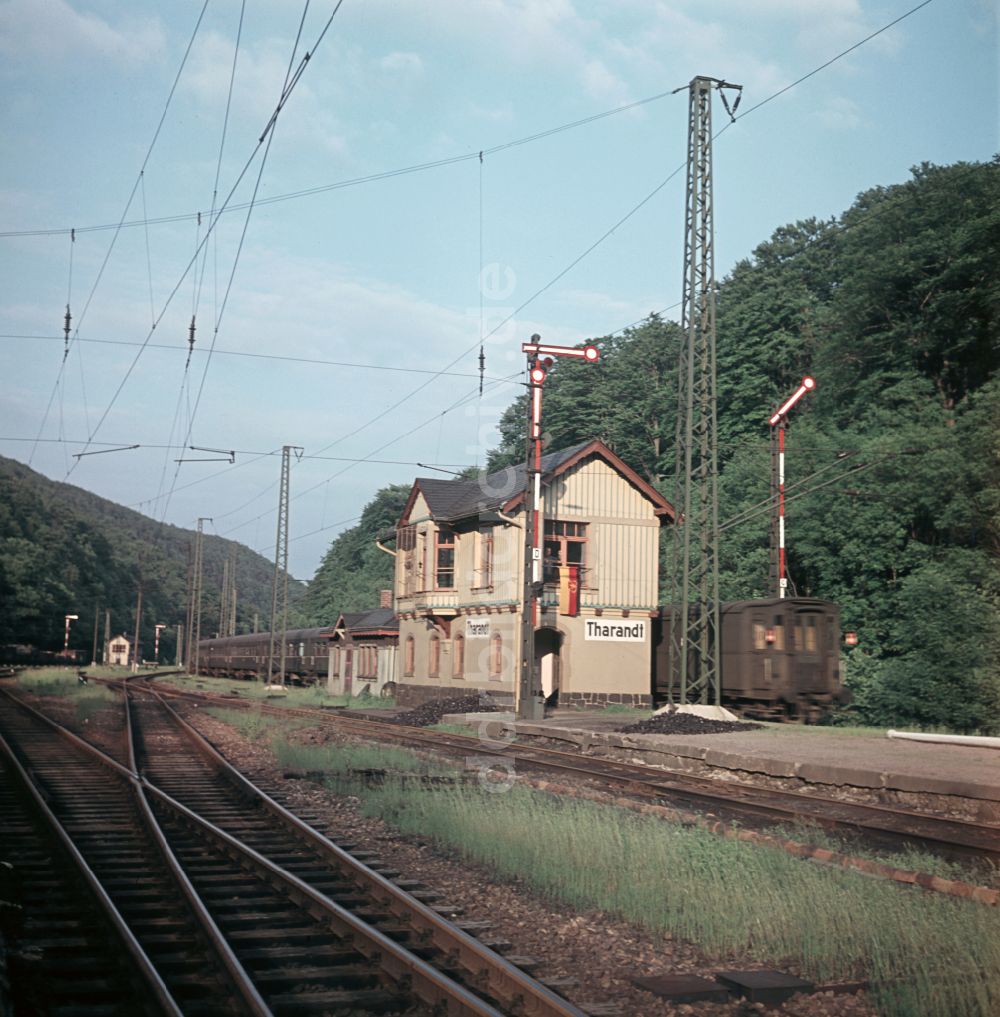 DDR-Bildarchiv: Tharandt - Stellwerk der Deutschen Reichsbahn am Bahnhof der sächsischen Kleinstadt Tharandt in der DDR