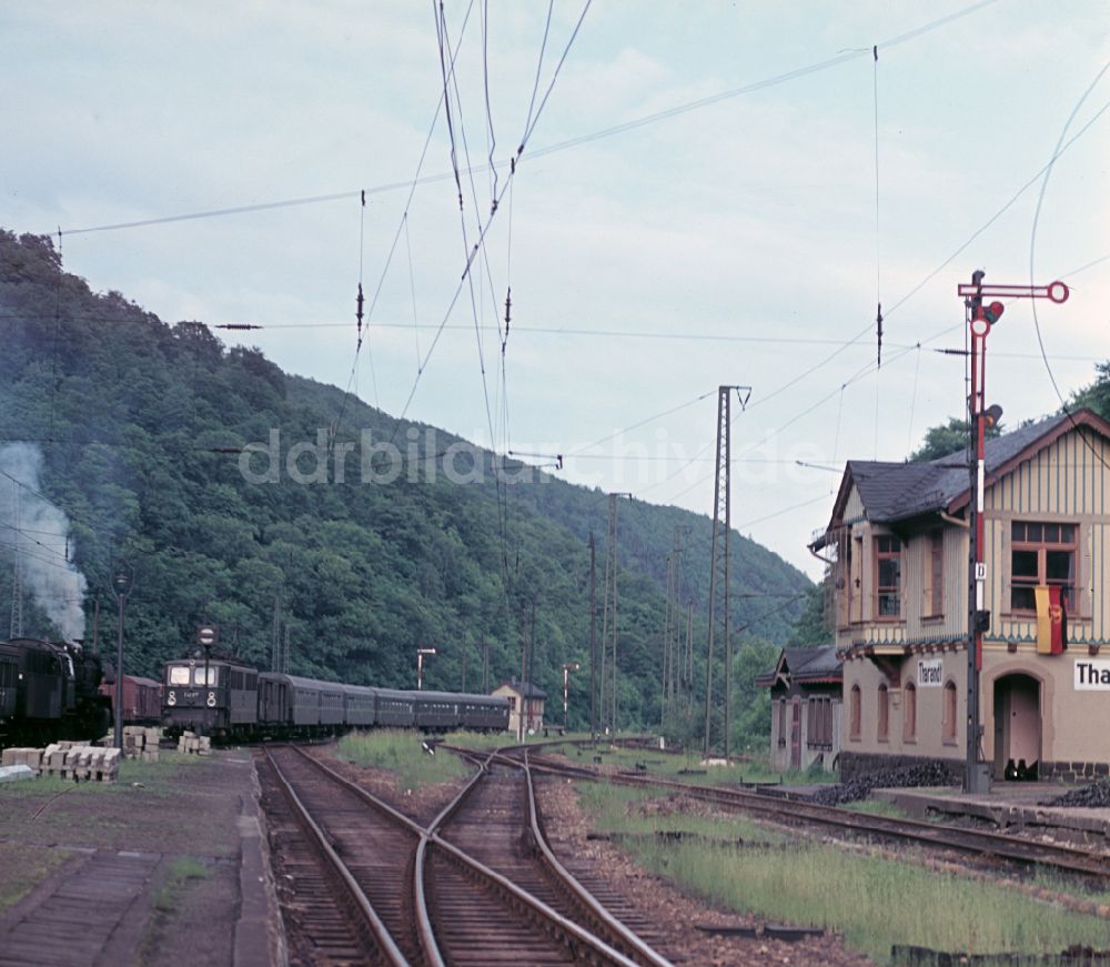 DDR-Fotoarchiv: Tharandt - Stellwerk der Deutschen Reichsbahn am Bahnhof der sächsischen Kleinstadt Tharandt in der DDR