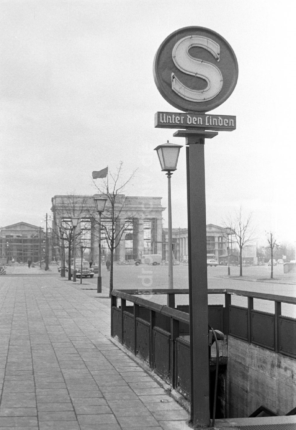 DDR-Bildarchiv: Berlin - Straßenansicht Eingang zum unterirdisch gelegenen S-Bahnhof Unter den Linden in Berlin in der DDR