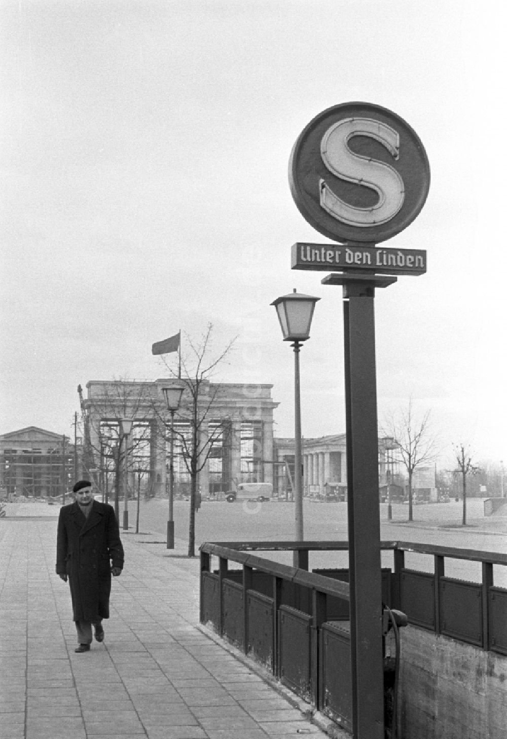 DDR-Fotoarchiv: Berlin - Straßenansicht Eingang zum unterirdisch gelegenen S-Bahnhof Unter den Linden in Berlin in der DDR